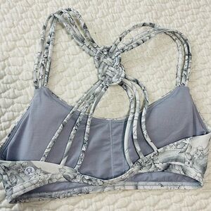 Lululemon Criss Cross Strappy  Gray and White Sports Bra size 4